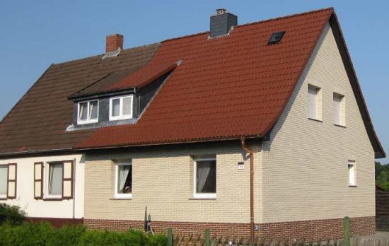 Dachsanierung - Dachdecker Demski Eschede, Blick auf ein neues Dach auf einer Doppelhaushälfte